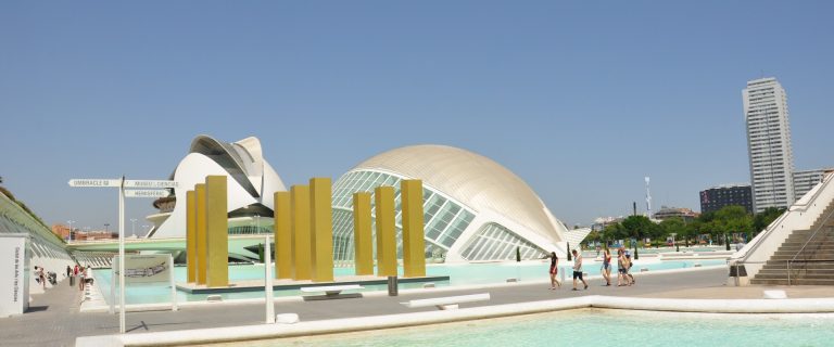 Design in het stadslandschap van Valencia. Ciudad de las artes i ciencias. foto: Pieter Verbeek.