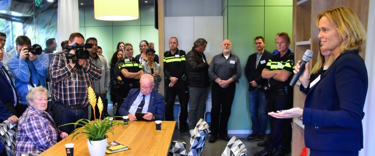Wethouder Ter Laak opent het wijkcentrum en licht de pilot toe. Foto: Stichting Zoetermeer Actief