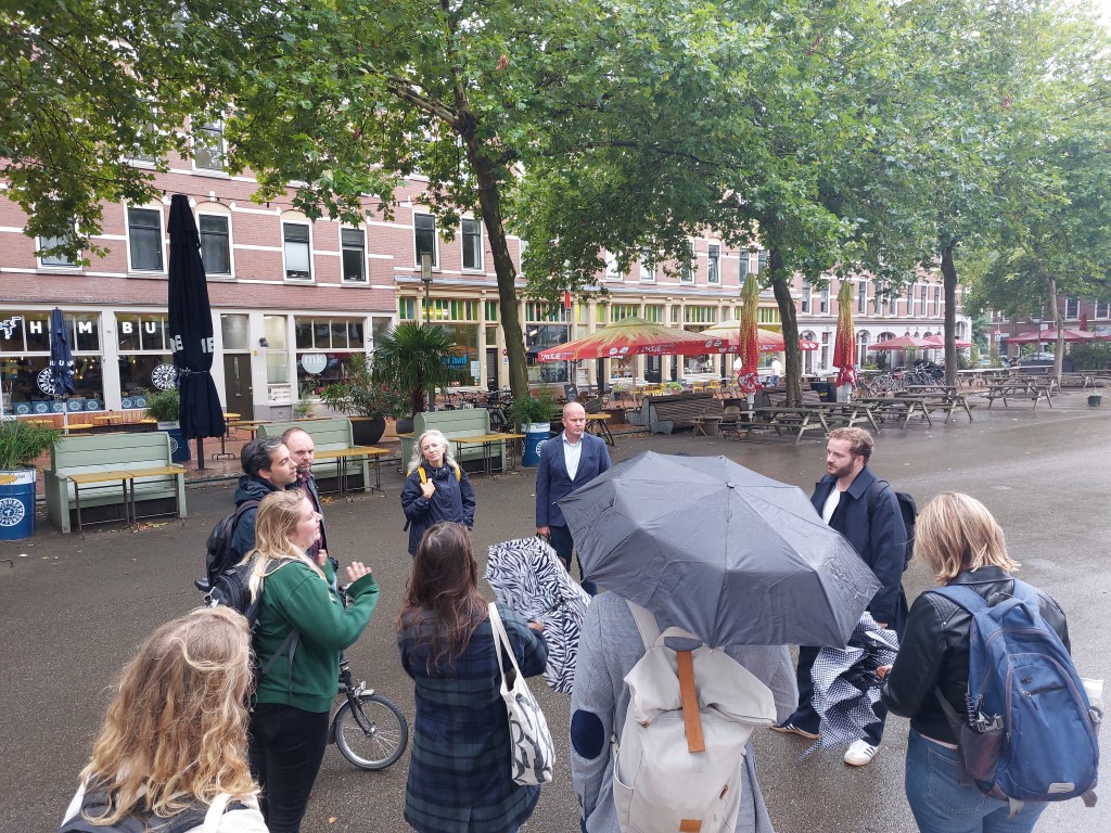 Afb.6. Gelegenheidsgids Tim Roelandus over het roemruchte verleden van het Deliplein.