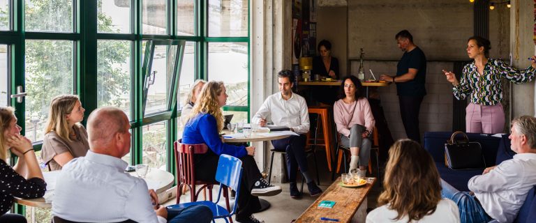 Afb.1. Lokale oplossingen creëren of beleidsagenda’s dienen? Eva Kunseler peilt de groep (Foto Paul Tolenaar)