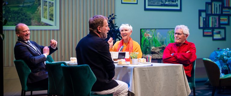 Dagvoorzitter Harm Edens in gesprek met burgemeester Heerts en Joop en Nel. Foto: Martijn Beekman