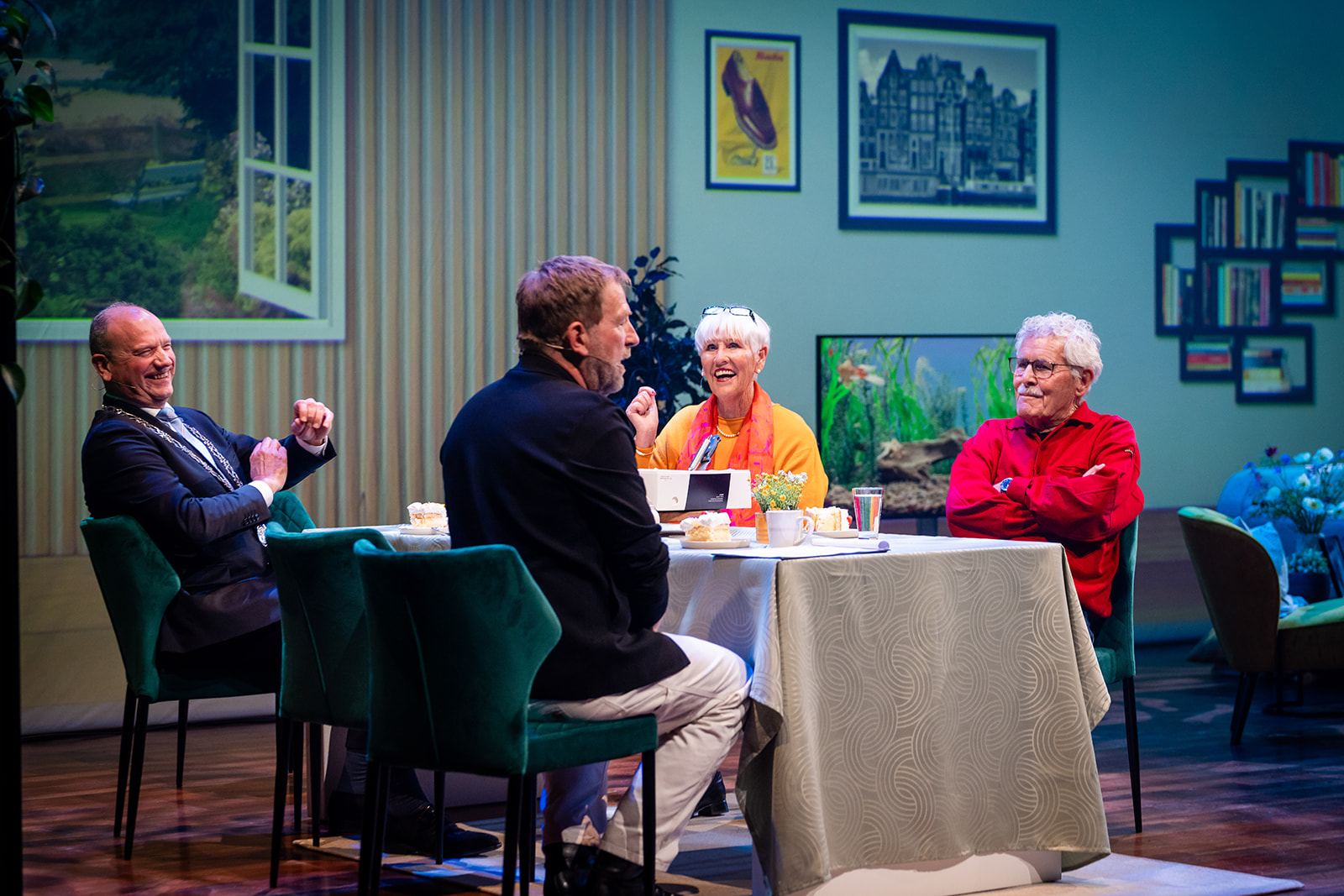 Dagvoorzitter Harm Edens in gesprek met burgemeester Heerts en Joop en Nel. Foto: Martijn Beekman