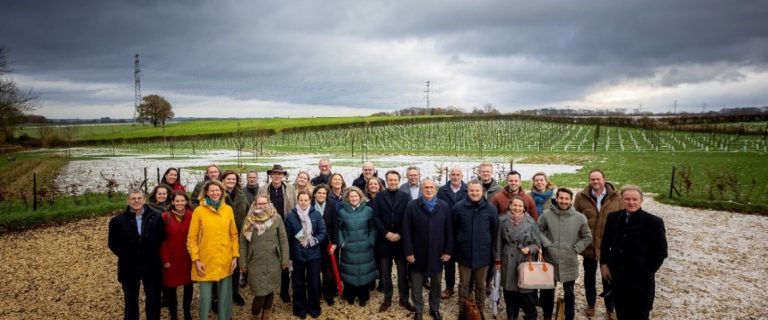 Deelnemers aan de slotconferentie Town Deal Sterke Streken bij de wijngaarden in Ubachsberg. Foto: Stan Keulen