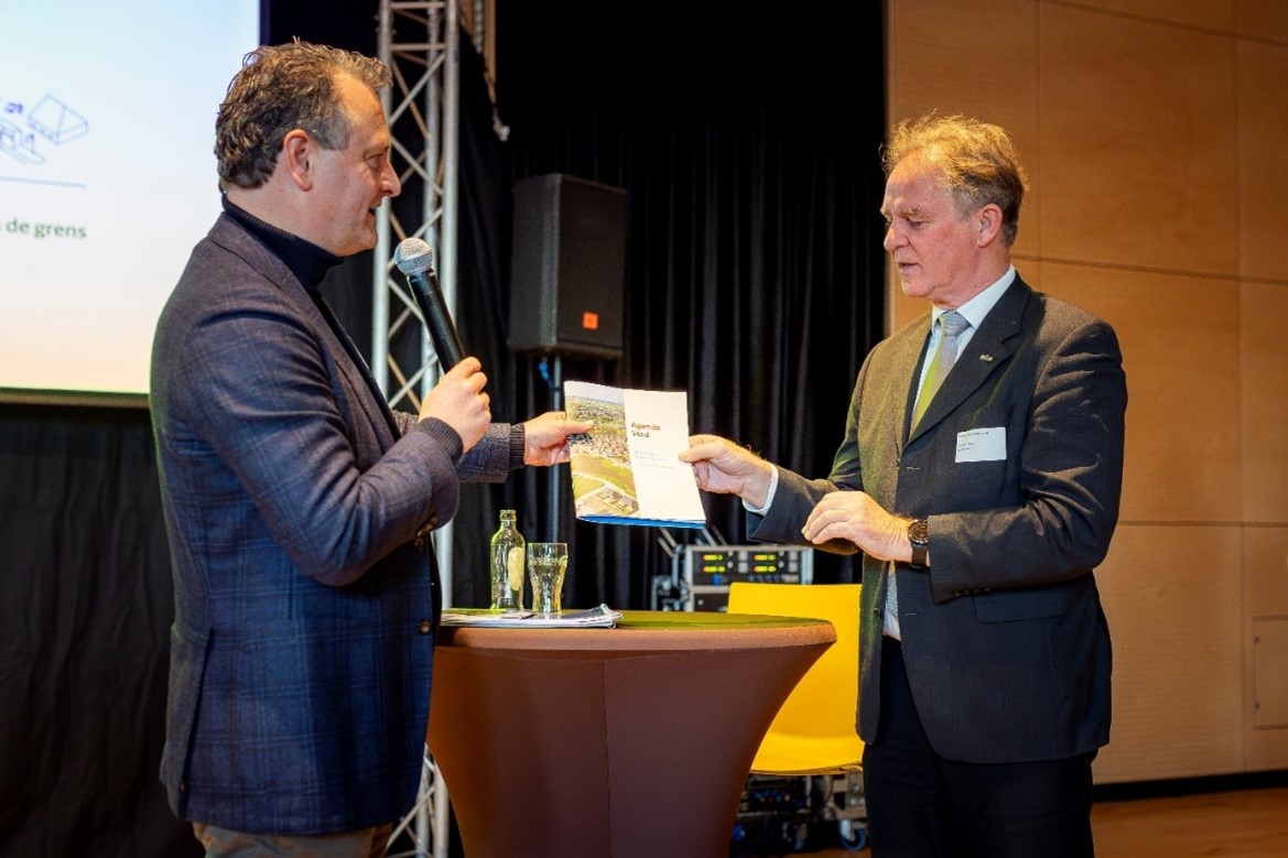 Michel Visser (links) overhandigt eerste exemplaar magazine Town Deals aan scheidend burgemeester Wil Houben van Voerendaal. Foto: Stan Keulen