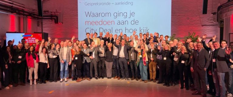 Groepsfoto met betrokkenen bij de City Deal, genomen tijdens het slotevenement van de City Deal op 23 januari 2025 in de Prodentfabriek in Amersfoort.