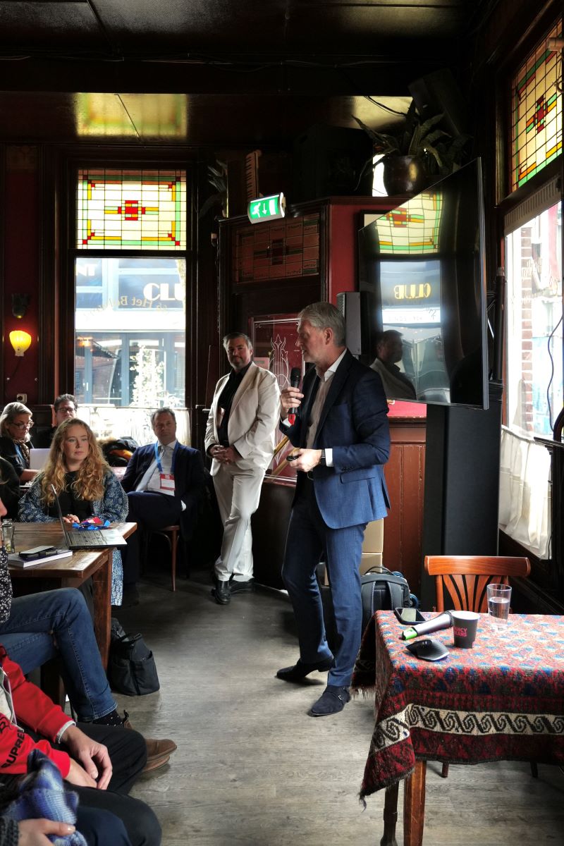 Jos Sentel presenteert de bundel Klein Beginnen in een vol café in Enschede. Foto: Nadia van den Berg.