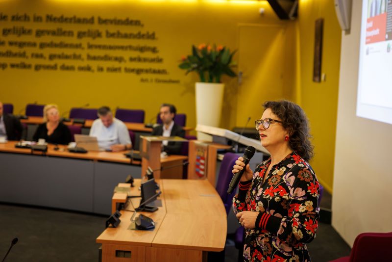 Janneke ten Kate heet de deelnemers welkom in de Raadszaal van Houten. Foto: Paul Tolenaar.